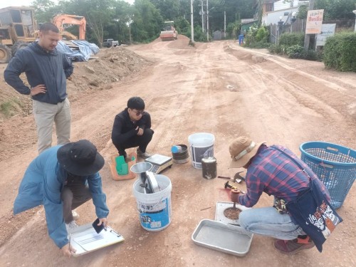 ทน.แม่สอด ลงพื้นที่ติดตามความคืบหน้าโครงการก่อสร้างวางท่อระบายน้ำและก่อสร้างถนนคอนกรีตเสริมเหล็ก