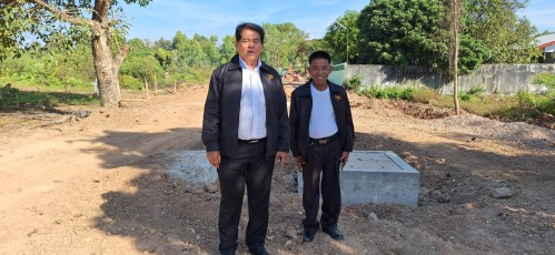 เทศบาลนครแม่สอด ลงพื้นที่ติดตามความคืบหน้างานก่อสร้างวางท่อระบายน้ำ พร้อมก่อสร้างถนนคอนกรีตเสริมเหล็ก ชุมชนสองแควสอง