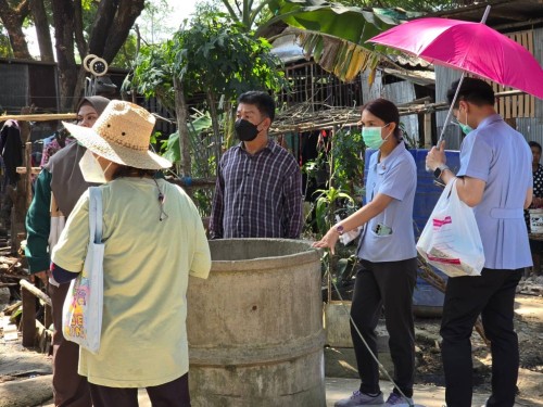 ทน.แม่สอด ลงพื้นที่ดำเนินการสำรวจบ่อน้ำ เติมคลอรีนเพื่อฆ่าเชื้อโรคพร้อมทดสอบคุณภาพของน้ำ ในเขตเทศบาลนครแม่สอด