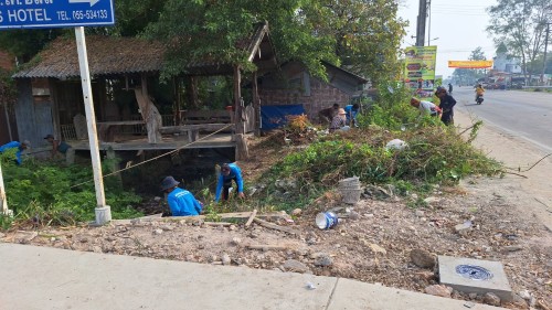 เทศบาลนครแม่สอด ลงพื้นที่บูรณะลำเหมืองสาธารณะลำห้วยแม่สอด