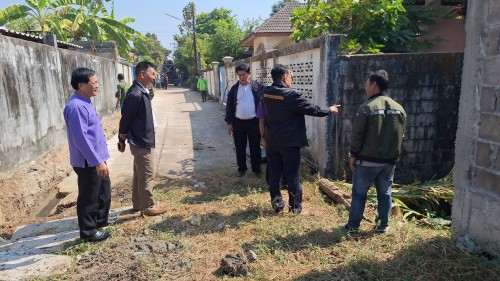 เทศบาลนครแม่สอด ลงพื้นที่ติดตามงานก่อสร้างรางระบายน้ำชุมชนบัวคูณและชุมชนประชารักษ์