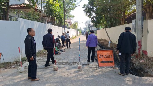 เทศบาลนครแม่สอด ลงพื้นที่ติดตามงานก่อสร้างรางระบายน้ำชุมชนบัวคูณและชุมชนประชารักษ์