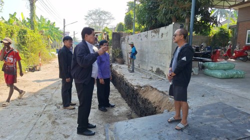 เทศบาลนครแม่สอด ลงพื้นที่ติดตามงานก่อสร้างรางระบายน้ำชุมชนบัวคูณและชุมชนประชารักษ์
