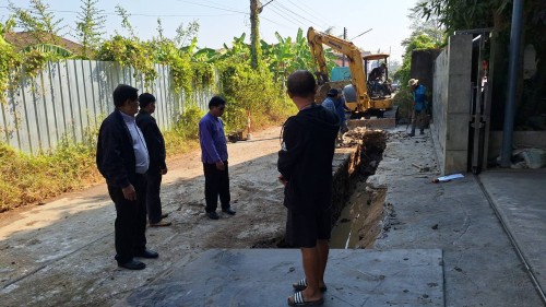 เทศบาลนครแม่สอด ลงพื้นที่ติดตามงานก่อสร้างรางระบายน้ำชุมชนบัวคูณและชุมชนประชารักษ์