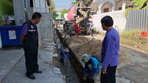 เทศบาลนครแม่สอด ลงพื้นที่ติดตามงานก่อสร้างรางระบายน้ำชุมชนบัวคูณและชุมชนประชารักษ์