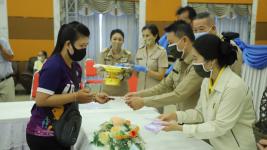 ทน.แม่สอดมอบเงินช่วยเหลือผู้ประสบสภาวะยากลำบากจากสถานการณ์โควิด-19 