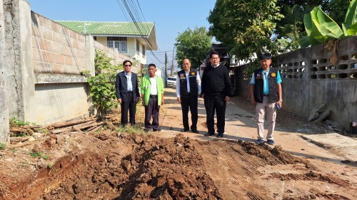 เทศบาลนครแม่สอด ลงพื้นที่ติดตามงานก่อสร้างรางระบายน้ำชุมชนสองแควสอง