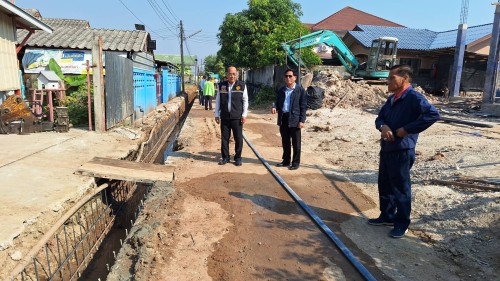 เทศบาลนครแม่สอด ลงพื้นที่ติดตามงานก่อสร้างรางระบายน้ำชุมชนสองแควสอง