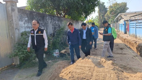 เทศบาลนครแม่สอด ลงพื้นที่ติดตามงานก่อสร้างรางระบายน้ำชุมชนสองแควสอง