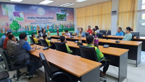 เทศบาลนครแม่สอด ให้การต้อนรับ นายศร  ปัญญาฤทธิ์ (โค้ชต่อง) และคณะจากสมาคมแม่สอด อะคาเดมี่ 