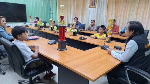 เทศบาลนครแม่สอด ให้การต้อนรับ นายศร  ปัญญาฤทธิ์ (โค้ชต่อง) และคณะจากสมาคมแม่สอด อะคาเดมี่ 