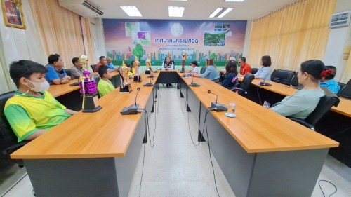 เทศบาลนครแม่สอด ให้การต้อนรับ นายศร  ปัญญาฤทธิ์ (โค้ชต่อง) และคณะจากสมาคมแม่สอด อะคาเดมี่ 