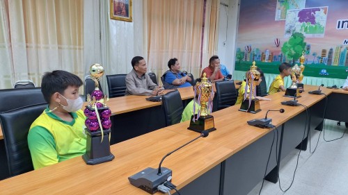 เทศบาลนครแม่สอด ให้การต้อนรับ นายศร  ปัญญาฤทธิ์ (โค้ชต่อง) และคณะจากสมาคมแม่สอด อะคาเดมี่ 