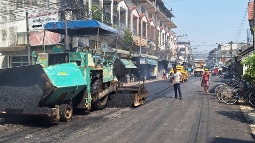 ทน.แม่สอด  ลงพื้นที่ดำเนินการตรวจสอบความเรียบร้อย การลาดยางแอสฟัลท์ติก ถนนบัวคูณ (ถนนแม่สอด - แม่ตาวใต้) 