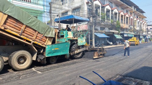 ทน.แม่สอด  ลงพื้นที่ดำเนินการตรวจสอบความเรียบร้อย การลาดยางแอสฟัลท์ติก ถนนบัวคูณ (ถนนแม่สอด - แม่ตาวใต้) 