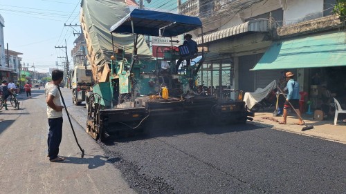 ทน.แม่สอด  ลงพื้นที่ดำเนินการตรวจสอบความเรียบร้อย การลาดยางแอสฟัลท์ติก ถนนบัวคูณ (ถนนแม่สอด - แม่ตาวใต้) 