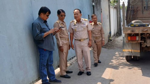 ทน.แม่สอด ลงพื้นที่ดำเนินการขุดลอกท่อระบายน้ำ บริเวณชุมชนมณีไพรสณฑ์