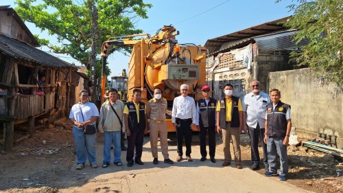 ทน.แม่สอด ลงพื้นที่ดำเนินการขุดลอกท่อระบายน้ำ บริเวณชุมชนวัดหลวง