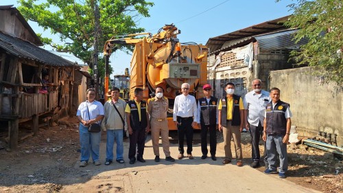ทน.แม่สอด ลงพื้นที่ดำเนินการขุดลอกท่อระบายน้ำ บริเวณชุมชนวัดหลวง