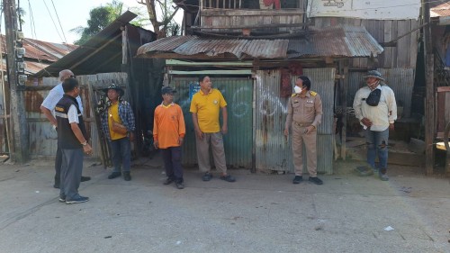 ทน.แม่สอด ลงพื้นที่ดำเนินการขุดลอกท่อระบายน้ำ บริเวณชุมชนวัดหลวง