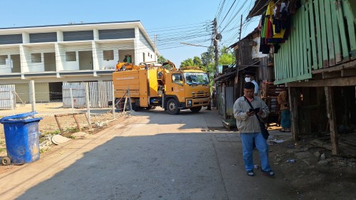 ทน.แม่สอด ลงพื้นที่ดำเนินการขุดลอกท่อระบายน้ำ บริเวณชุมชนวัดหลวง
