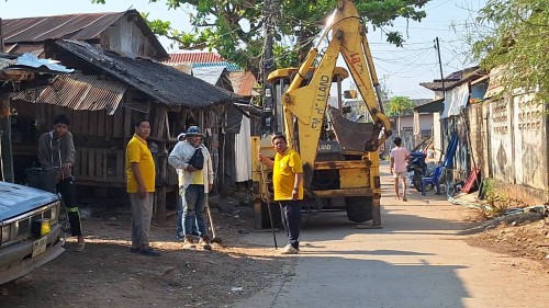 ทน.แม่สอด ลงพื้นที่ดำเนินการขุดลอกท่อระบายน้ำ บริเวณชุมชนวัดหลวง