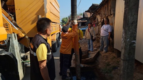 ทน.แม่สอด ลงพื้นที่ดำเนินการขุดลอกท่อระบายน้ำ บริเวณชุมชนวัดหลวง