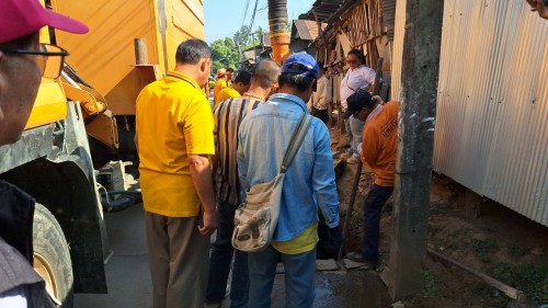 ทน.แม่สอด ลงพื้นที่ดำเนินการขุดลอกท่อระบายน้ำ บริเวณชุมชนวัดหลวง