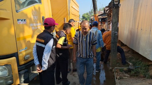 ทน.แม่สอด ลงพื้นที่ดำเนินการขุดลอกท่อระบายน้ำ บริเวณชุมชนวัดหลวง