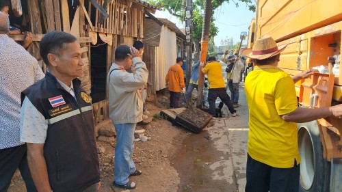 ทน.แม่สอด ลงพื้นที่ดำเนินการขุดลอกท่อระบายน้ำ บริเวณชุมชนวัดหลวง