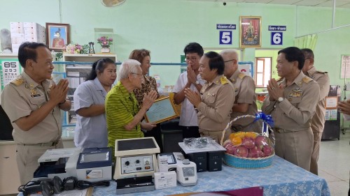 ทน.แม่สอด รับมอบเครื่องมือทางการแพทย์จาก  คุณเลอสรร วงศ์อุดมทรัพย์ พร้อมครอบครัว ให้กับ คลินิกชุมชนอบอุ่นเทศบาลนครแม่สอด