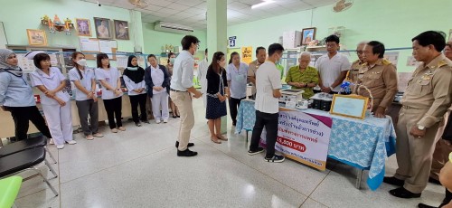 ทน.แม่สอด รับมอบเครื่องมือทางการแพทย์จาก  คุณเลอสรร วงศ์อุดมทรัพย์ พร้อมครอบครัว ให้กับ คลินิกชุมชนอบอุ่นเทศบาลนครแม่สอด