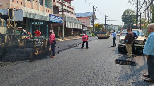 เทศบาลนครแม่สอด ลงพื้นที่ดำเนินการตรวจสอบ ความเรียบร้อย การลาดยางแอสฟัลท์ติก ถนนประสาทวิถี