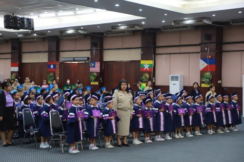 เทศบาลนครแม่สอด จัดพิธีมอบวุฒิบัตรยุวบัณฑิตในสังกัดเทศบาลนครแม่สอด ประจำปีการศึกษา 2567 