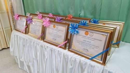 ทน.แม่สอด มอบเกียรติบัตรเพื่อเชิดชูเกียรติให้กับบุคคล ผู้มีจิตอาสาทำคุณประโยชน์ให้แก่สังคมฯ ที่ร่วมสนับสนุน “กิจกรรมธนาคารแพมเพิส”ทน.แม่สอด มอบเกียรติบัตรเพื่อเชิดชูเกียรติให้กับบุคคล ผู้มีจิตอาสาทำคุณประโยชน์ให้แก่สังคมฯ ที่ร่วมสนับสนุน “กิจกรรมธนาคารแพม