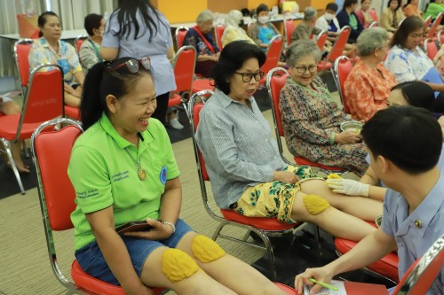 ทน.แม่สอด จัดโครงการการดูแลสุขภาพผู้สูงอายุที่มีภาวะปวดเข่าด้วยการแพทย์แผนไทย ในเขตเทศบาลนครแม่สอด