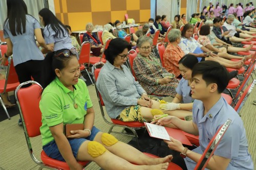 ทน.แม่สอด จัดโครงการการดูแลสุขภาพผู้สูงอายุที่มีภาวะปวดเข่าด้วยการแพทย์แผนไทย ในเขตเทศบาลนครแม่สอด