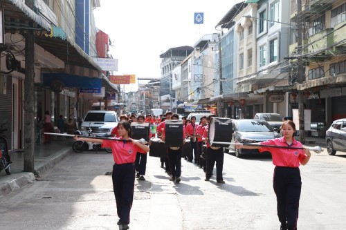 ทน.แม่สอด จัดกิจกรรมเดินรณรงค์ประชาสัมพันธ์เชิญชวนให้ประชาชนไปใช้สิทธิ เลือกตั้งสมาชิกสภาเทศบาลนครแม่สอด และนายกเทศมนตรีนครแม่สอด 