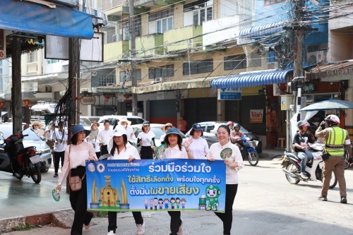 ทน.แม่สอด จัดกิจกรรมเดินรณรงค์ประชาสัมพันธ์เชิญชวนให้ประชาชนไปใช้สิทธิ เลือกตั้งสมาชิกสภาเทศบาลนครแม่สอด และนายกเทศมนตรีนครแม่สอด 