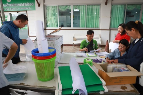 ทน.แม่สอด ส่งมอบหีบเลือกตั้งสมาชิกสภาเทศบาลและนายกเทศมนตรีนครแม่สอด