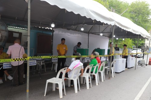 ทน.แม่สอด เข้าตรวจเยี่ยมหน่วยเลือกตั้งสมาชิกสภาเทศบาลและนายกเทศมนตรีนครแม่สอด