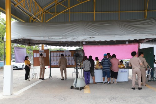 ทน.แม่สอด เข้าตรวจเยี่ยมหน่วยเลือกตั้งสมาชิกสภาเทศบาลและนายกเทศมนตรีนครแม่สอด