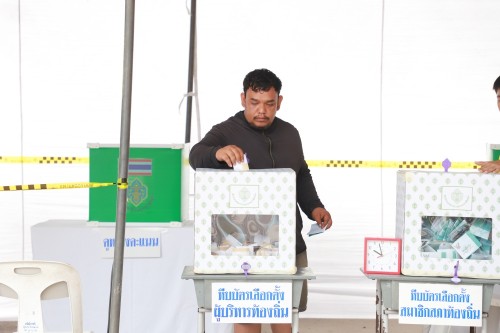 ทน.แม่สอด เข้าตรวจเยี่ยมหน่วยเลือกตั้งสมาชิกสภาเทศบาลและนายกเทศมนตรีนครแม่สอด