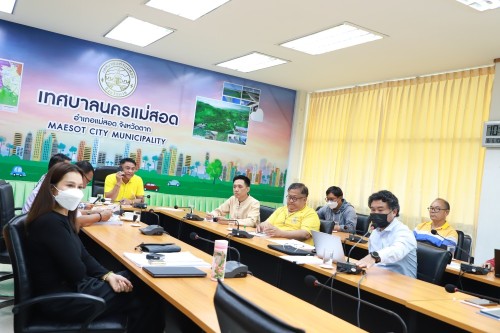 เทศบาลนครแม่สอด ร่วมกับกรมโยธาธิการและผังเมือง ประชุมติดตามความคืบหน้า โครงการก่อสร้างระบบระบายน้ำหลักเพื่อบรรเทาปัญหาน้ำท่วม