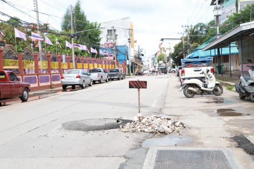 ทน.แม่สอด ลงพื้นที่ตรวจสอบถนนประสาทวิถี เพื่อดำเนินการปรับปรุงแก้ไข ลาดยางแอสฟัลท์ติก