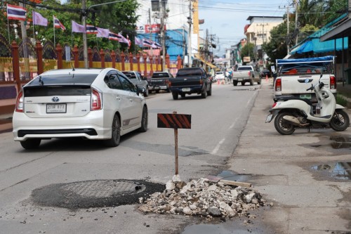 ทน.แม่สอด ลงพื้นที่ตรวจสอบถนนประสาทวิถี เพื่อดำเนินการปรับปรุงแก้ไข ลาดยางแอสฟัลท์ติก
