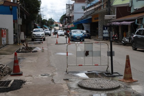 ทน.แม่สอด ลงพื้นที่ตรวจสอบถนนประสาทวิถี เพื่อดำเนินการปรับปรุงแก้ไข ลาดยางแอสฟัลท์ติก