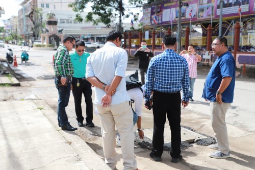 ทน.แม่สอด ลงพื้นที่ตรวจสอบถนนประสาทวิถี เพื่อดำเนินการปรับปรุงแก้ไข ลาดยางแอสฟัลท์ติก