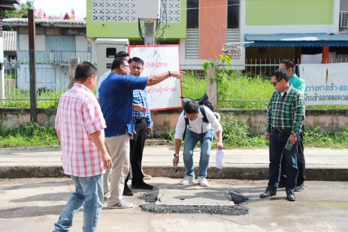 ทน.แม่สอด ลงพื้นที่ตรวจสอบถนนประสาทวิถี เพื่อดำเนินการปรับปรุงแก้ไข ลาดยางแอสฟัลท์ติก