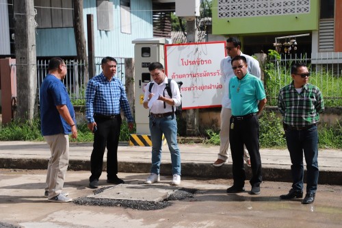 ทน.แม่สอด ลงพื้นที่ตรวจสอบถนนประสาทวิถี เพื่อดำเนินการปรับปรุงแก้ไข ลาดยางแอสฟัลท์ติก